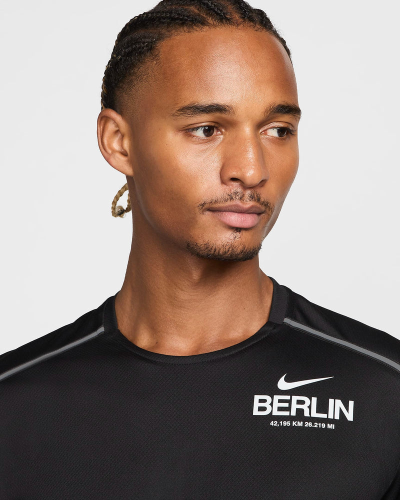 NIKE MILER  1.0 BERLIN GRAPHIC RUNNING TOP