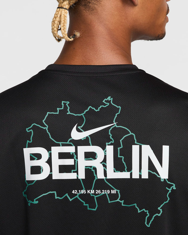 NIKE MILER  1.0 BERLIN GRAPHIC RUNNING TOP