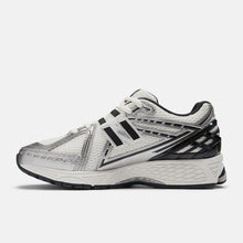 Load image into Gallery viewer, NEW BALANCE 1906R SILVER / METALLIC
