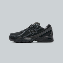 Load image into Gallery viewer, New Balance 740
